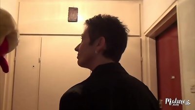 Diana, la femme du boucher, se fait baiser quand son-in-law mari travaille