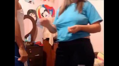 invita a la mama a que se desnude con ella para la cam y pasa esto