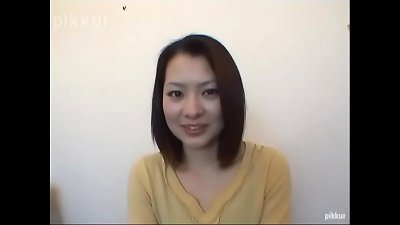 Sit an inexperienced lady with M-shaped legs and stimulate the vagina with a rotor 01 (01373)