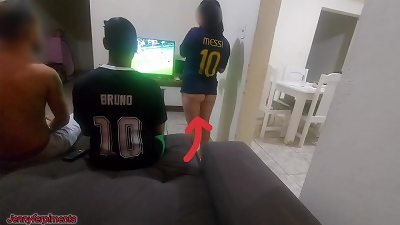 tive que fazer sexo com amigo do meu marido por causa de uma aposta, mas fiquei com tes&atilde;o e acabei fazendo double penetration com os dois