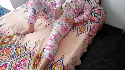 My husband's cuckold chooses the computer to screwing me so his best mate thrusts it into me while he plays sans realizing that I'm being filled with jelly