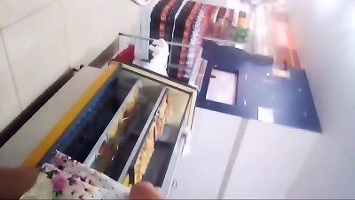 Debaixo do vestido branco da novinha