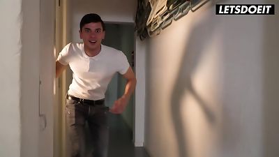 Cleaning female Medusa Gets To pulverize Stranger At The hostel - LETSDOEIT