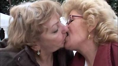 Effie - lezzie grandmother hookup