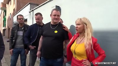 quand une dizaines de supporters rencontre deux salopes