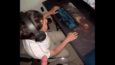 I gargle my ambidextrous friend's chisel and he fucks me while I play league of legends (we end up in sofa / Peruvian gay porn)