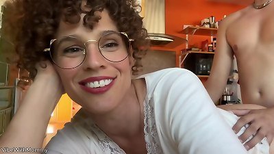 insane Vlogger Stepmom pokes college fellow