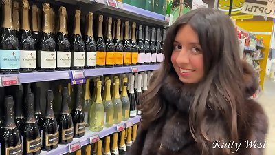 The agent picked up a mercenary bitch, poked in a hotel apartment and jizz all over her face